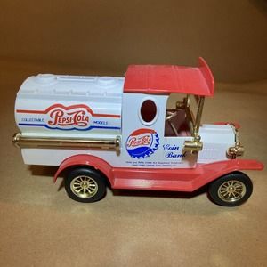 VTG PEPSI-COLA Collectable Model Car Metal Coin Bank- Excellent condition W/ Key